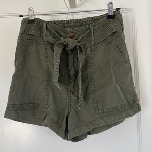 ABERCROMBIE & FITCH OLIVE GREEN FABRIC SHORTS